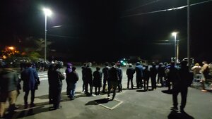 新幹線の陸上輸送を見る人.JPG
