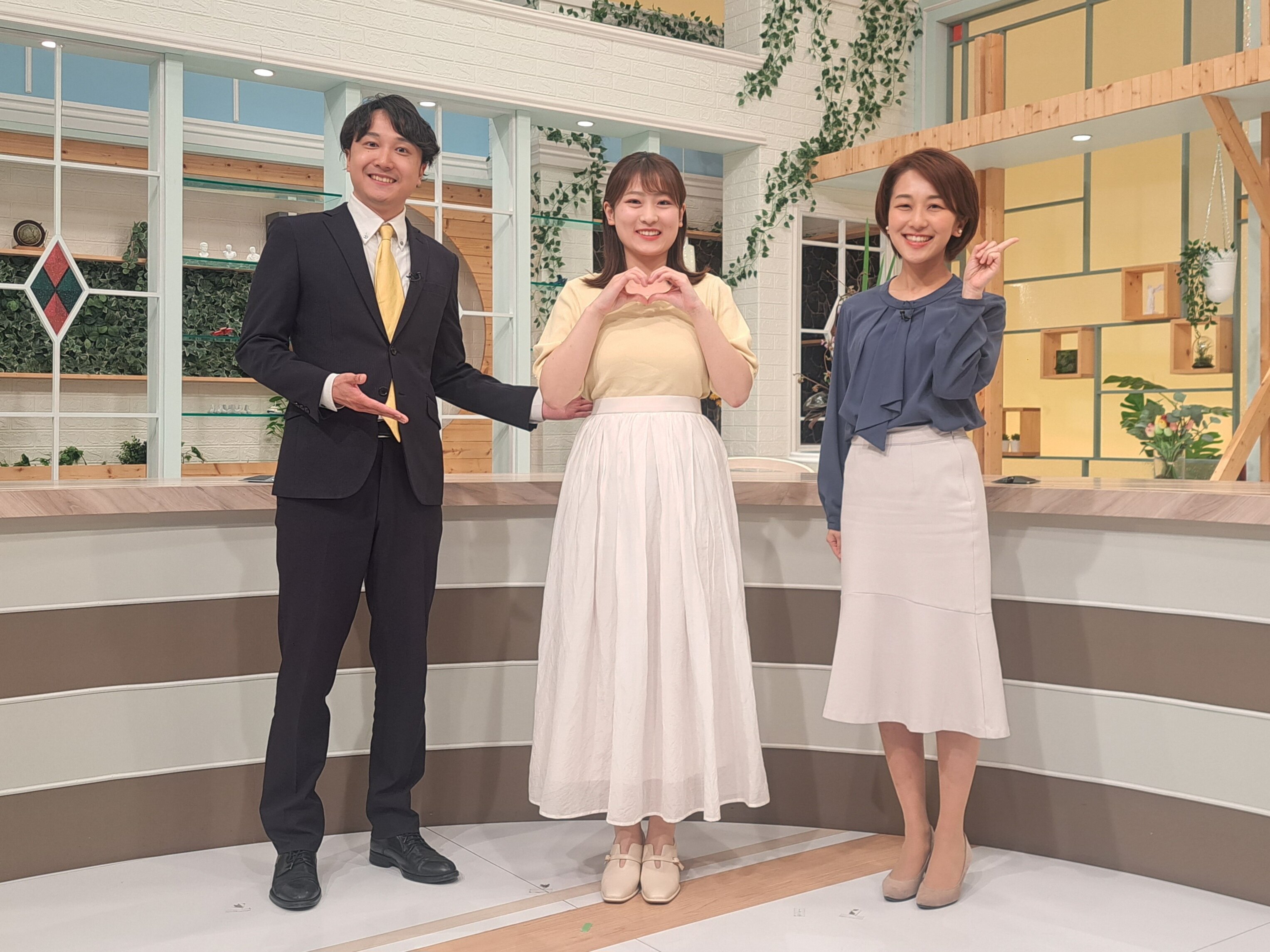 イット初出演後本田アナと山口アナとパシャリ.jpg