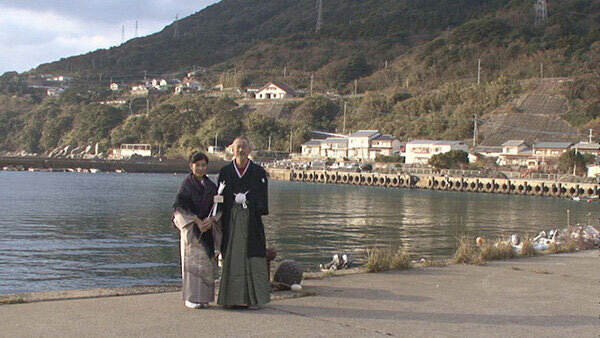 五島のトラさん（海を背景にツーショット）