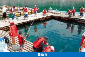 海のイカダで魚釣り炭焼き