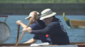必死に櫂を漕ぐ参加者