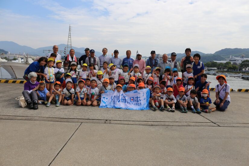 時津幼稚園のみんなが大村湾のなまこ放流・出前学習をしました。