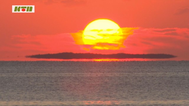 朝焼けの海で「浮島現象」（五島市）