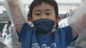 喜ぶ子供