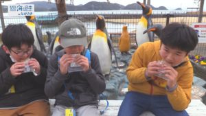 食べている