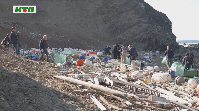 対馬に大量の漂着ごみ…日米韓が連携して海岸清掃　駐日大使の姿も【長崎県】