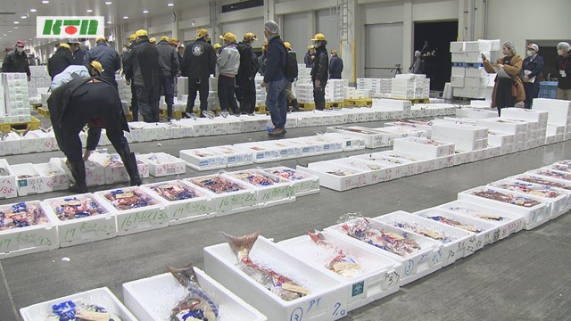初セリ＆初市式 「辰年ということで龍のように」価格向上に期待【長崎】