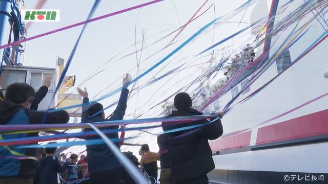 春風に舞う五色のテープで新生活にエール　進学や異動…五島の港で別れの風景【長崎県】